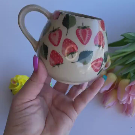 Strawberry 12 Ounce Ceramic Mug